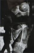 Sieff, Jeanloup (1933 - Paris - 2000) - "Dessous", 1986, Offsetdruck, mit Passepartout unter Glas g