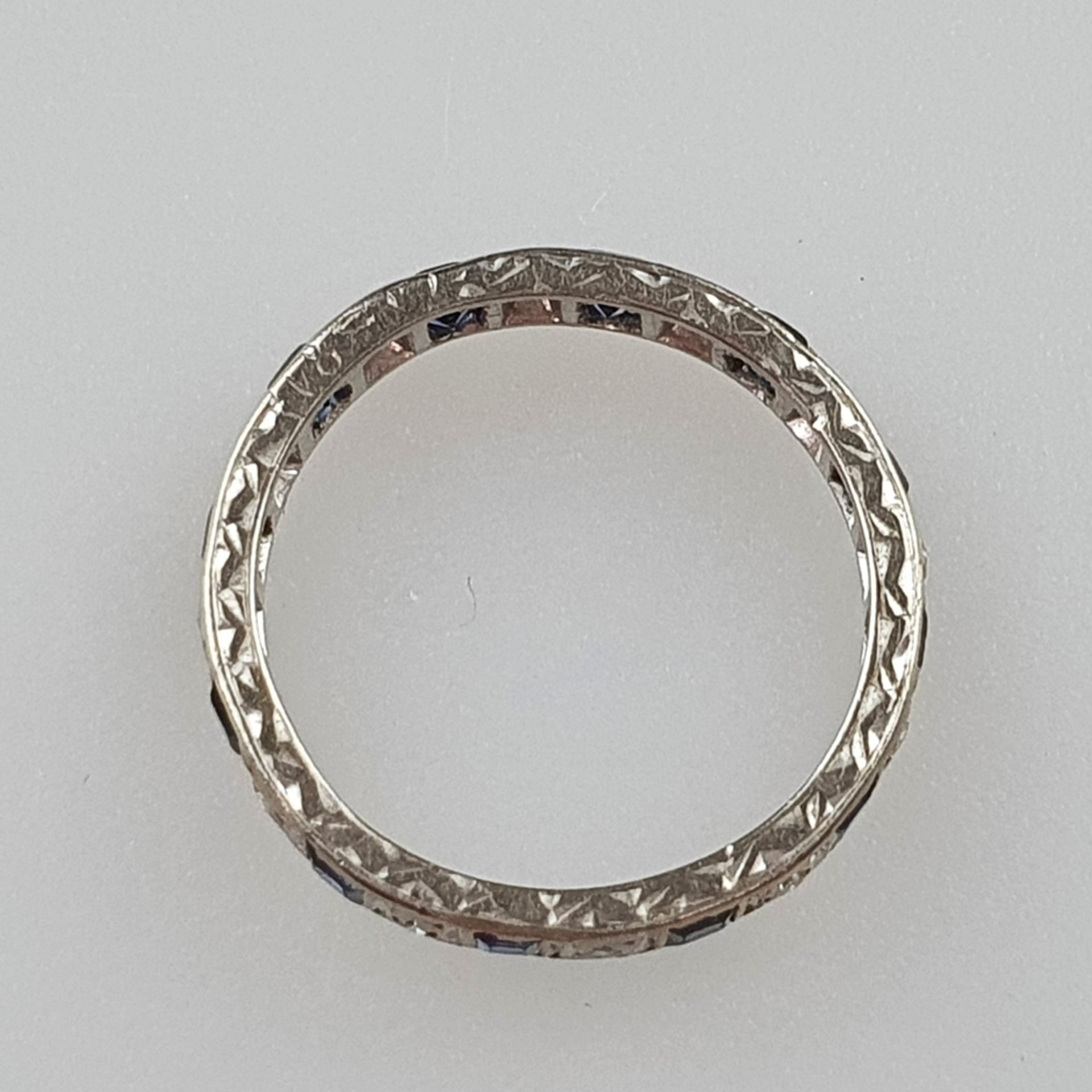 Eternity-Ring mit Saphirbesatz - Weißgold 750/000, seitlich graviert "18", besetzt mit 12 Saphiren - Image 3 of 3