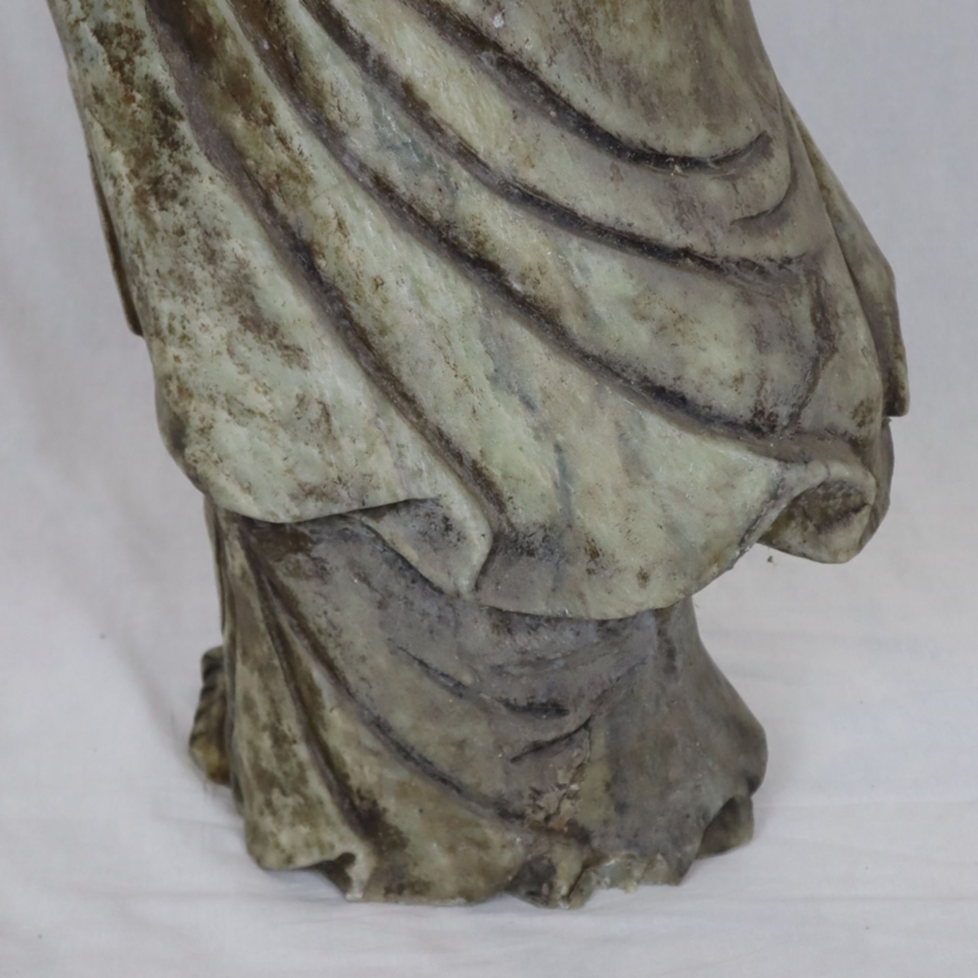 Große Steinskulptur “Guanyin mit Ruyi-Zepter und der Vase des Lebenselixiers” - China, Speckstein,  - Bild 15 aus 16
