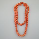 Korallenkette - lange Halskette aus 65 großen Korallen-Nuggets in Einzelknotung, 925er-Silberversch