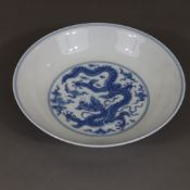 Drachenschale - China, Weißblau-Porzellan, runde Wandung mit leicht ausgestelltem Rand auf Standrin