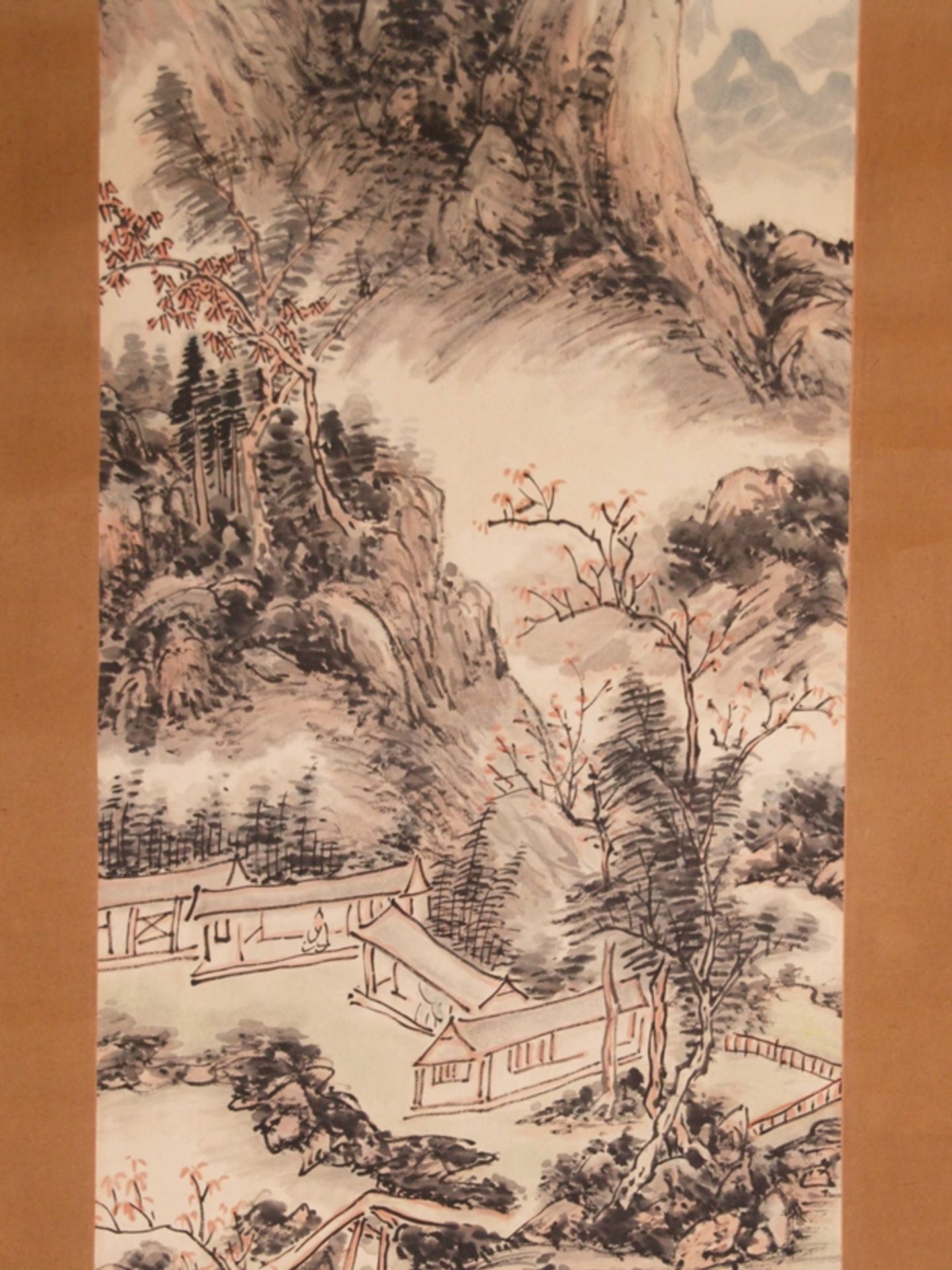 Rollbild - China 20.Jh., Tusche und Farben auf Papier, Hochaufragende Berglandschaft mit rot blühen - Bild 5 aus 10