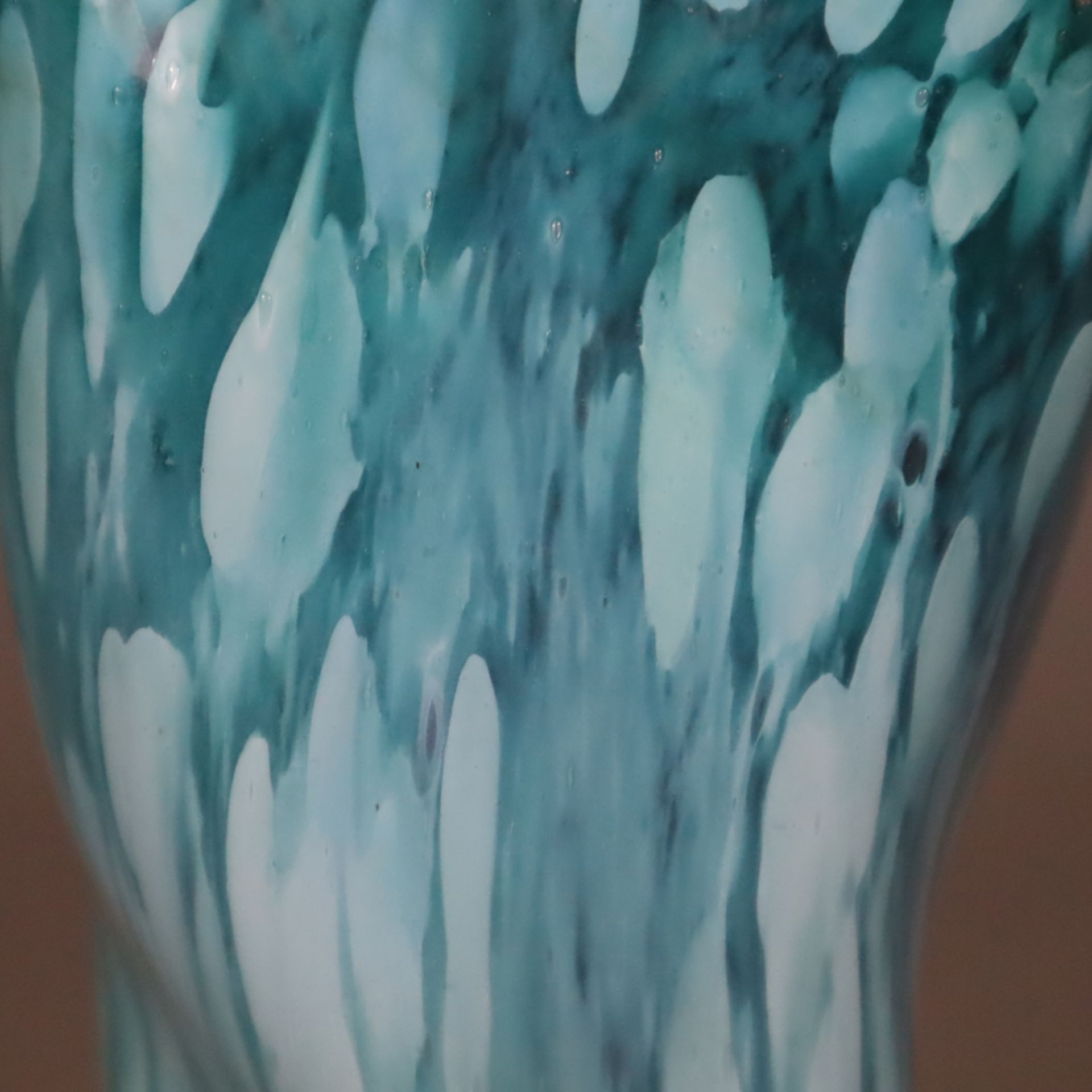 Künstlervase - 20.Jh., farbloses Glas mit farbigen Einschmelzungen, mehrfach gedrückte und geschwei - Bild 5 aus 7