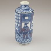 Snuffbottle mit blau-kupferrotem Dekor - China um 1900, Rouleauform, Porzellan mit Unterglasur-Bema