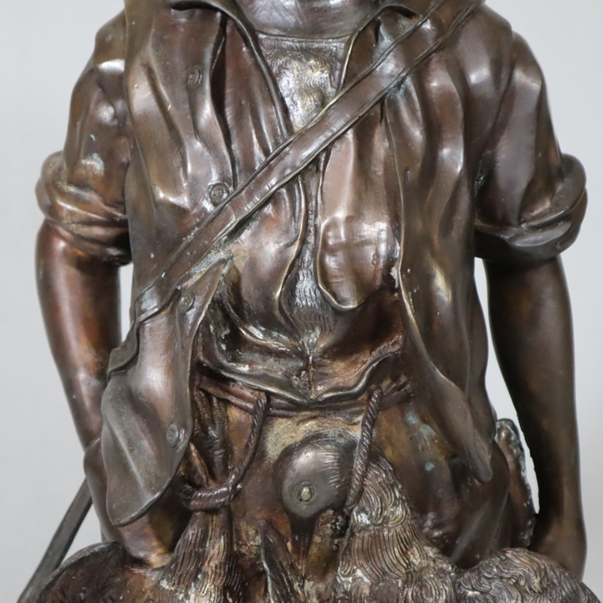 Große Bronzefigur “Junger Jäger mit Beute” - Bronzeskulptur mit braun-goldener Patina, wohl nach Au - Image 5 of 12