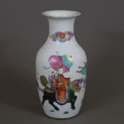 Balustervase mit Guanyin auf Qilin - China, Porzellanvase, umlaufender Dekor mit einem Prozessionsz