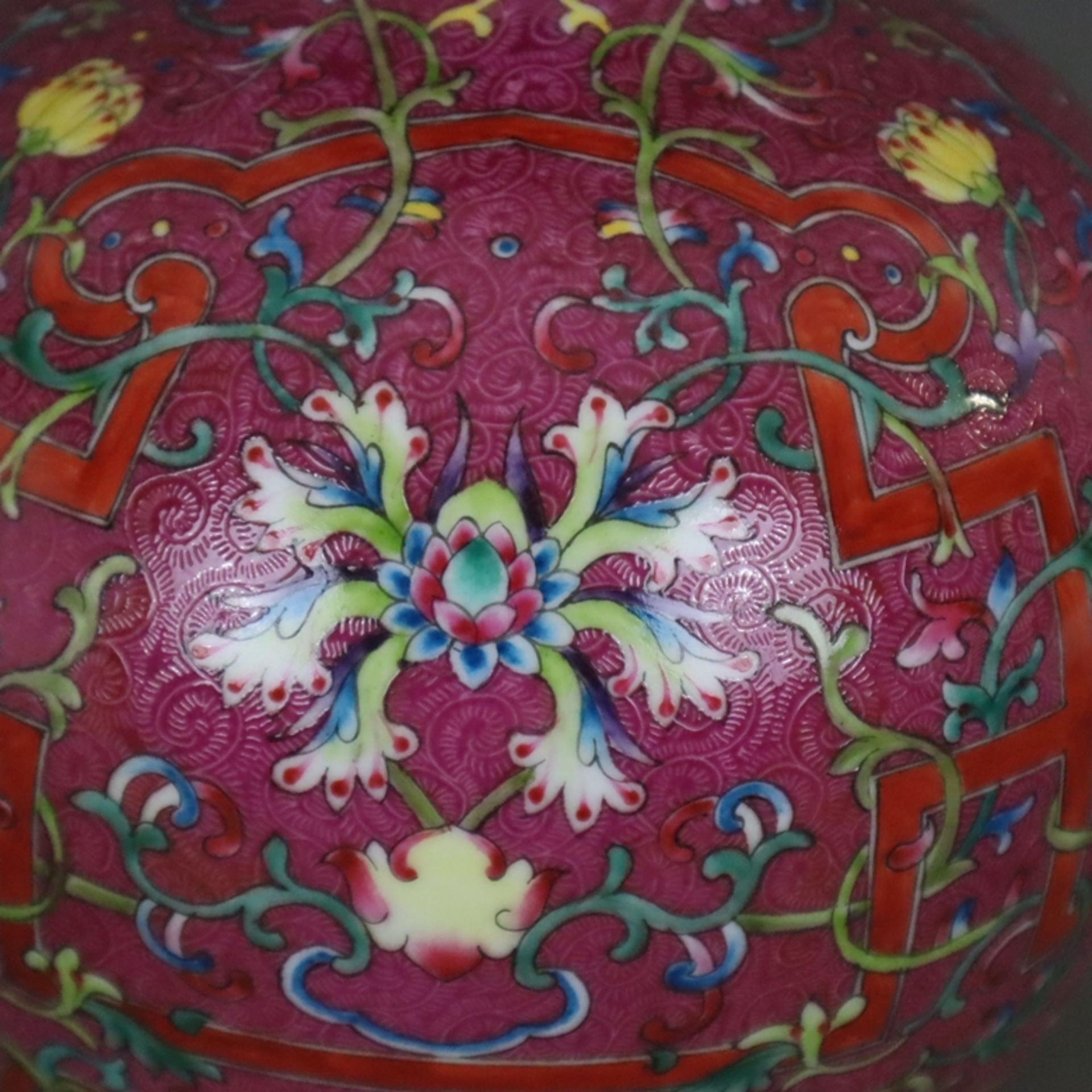 Doppelkürbis-Vase - China, Bemalung in polychromen Emailfarben mit mäandrierenden belaubten Ranken  - Bild 4 aus 13