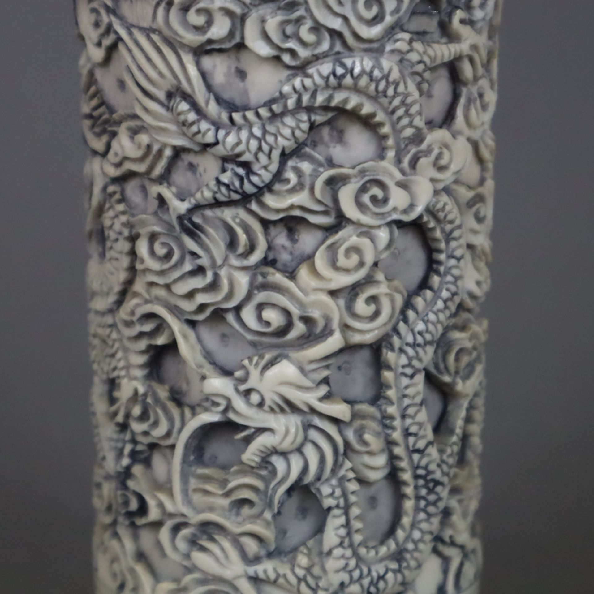 Konvolut Elfenbein-Gefäße - China, ausgehende Qing-Dynastie/1.Hälfte 20.Jh., 3-tlg. 2 Rouleau-Vasen - Image 7 of 9