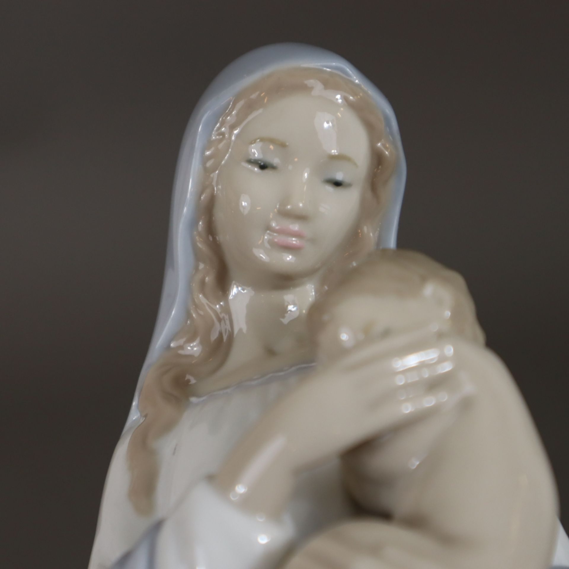 Porzellanfigur "Madonna der Blumen" - Lladro, Spanien, Modellnr. 8322, Entwurf von Jose Javier Mala - Image 5 of 10