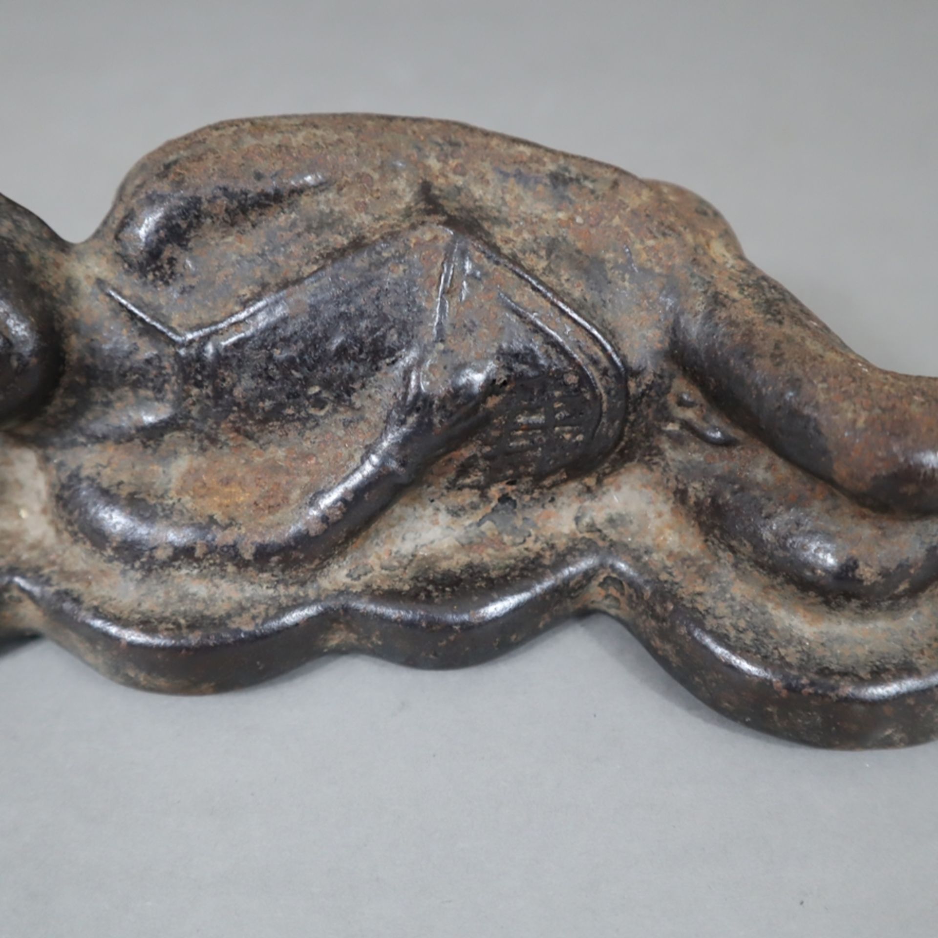 Schlafende männliche Figur - Eisenguss, China, fast unbekleidete Figur seitlich liegend, der Kopf r - Image 3 of 8