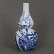 Doppelkürbisvase mit Blau-Weiß-Dekor - China, langgezogene Halspartie, umlaufend felsige Landschaft