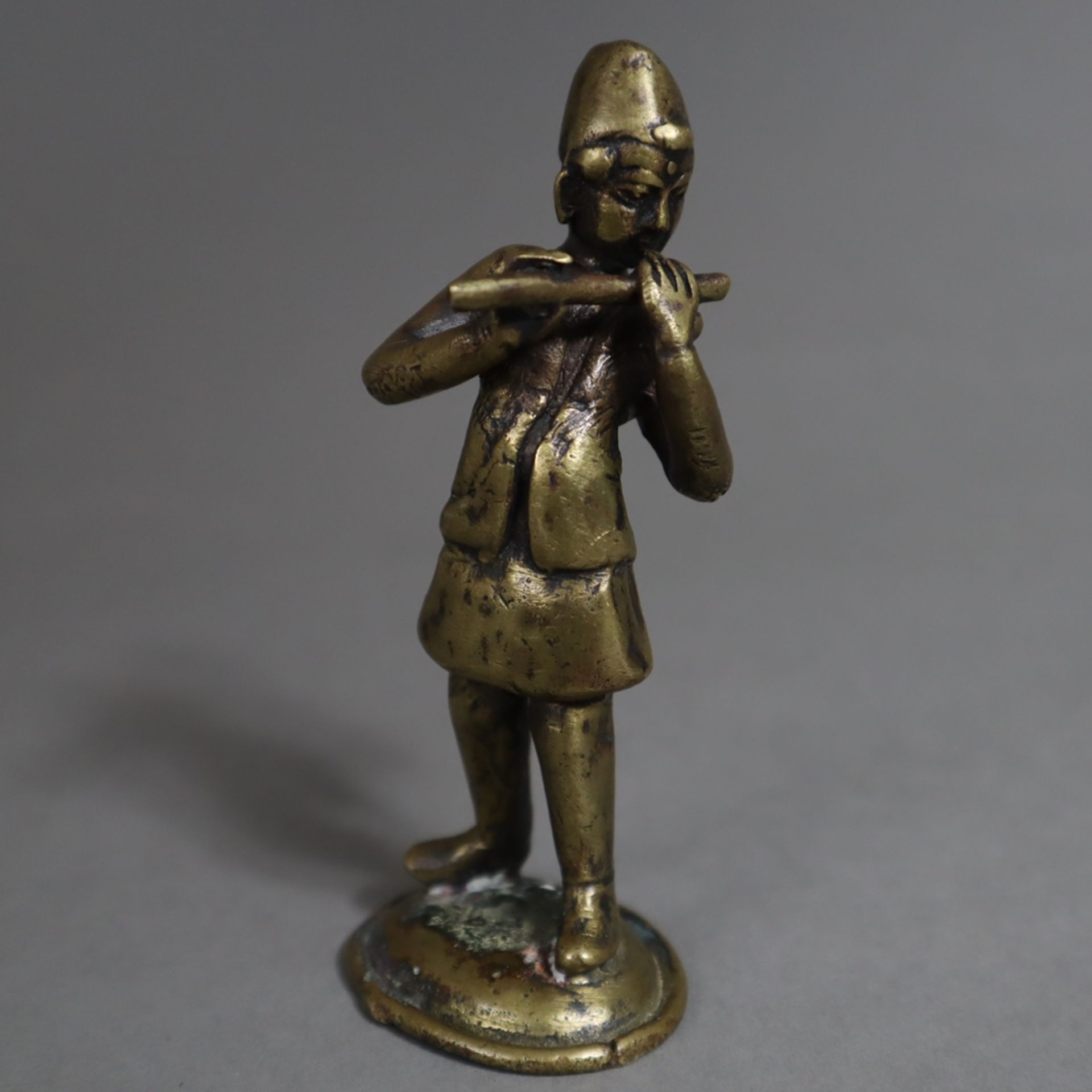 Konvolut Miniaturfiguren - 20.Jh., Bronze/Gelbguss, 1x Polospieler, 1x Flötenspieler, 1x Krieger, H - Image 5 of 7