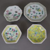 Vier Schalen - China, nach 1900, gefußte hexagonale bzw. oktogonale Form, polychromer Dekor mit Blü