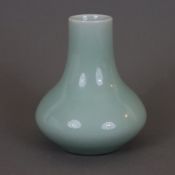 Kleine Flaschenvase - China, Porzellan mit feiner seladongrüner Glasur, innen und unterseitig trans