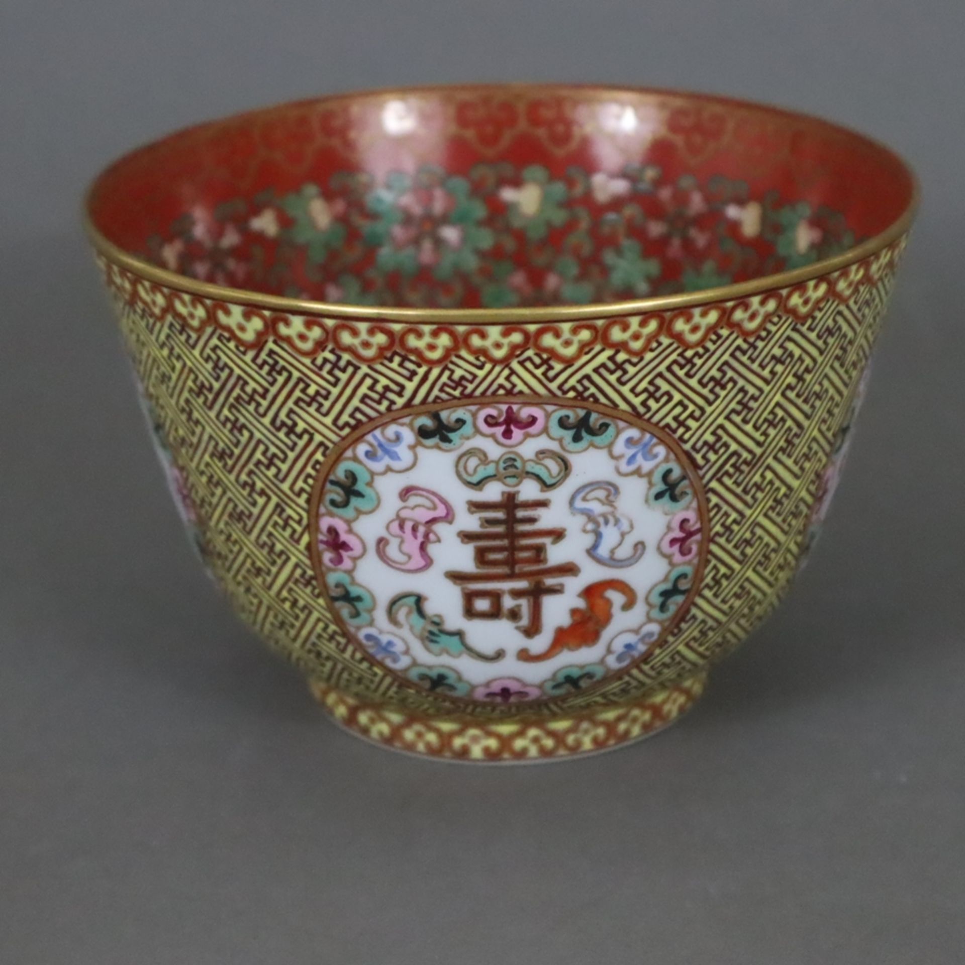 Ein Paar Kummen mit Glücksymbolik - China, Porzellan, bemalt mit polychromen Aufglasurfarben und Go - Bild 2 aus 10
