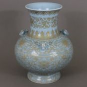 Porzellanvase - China, Dekor mit diversen Ornamentborten auf hellem „Clair-de-lune“-Fond, blau glas
