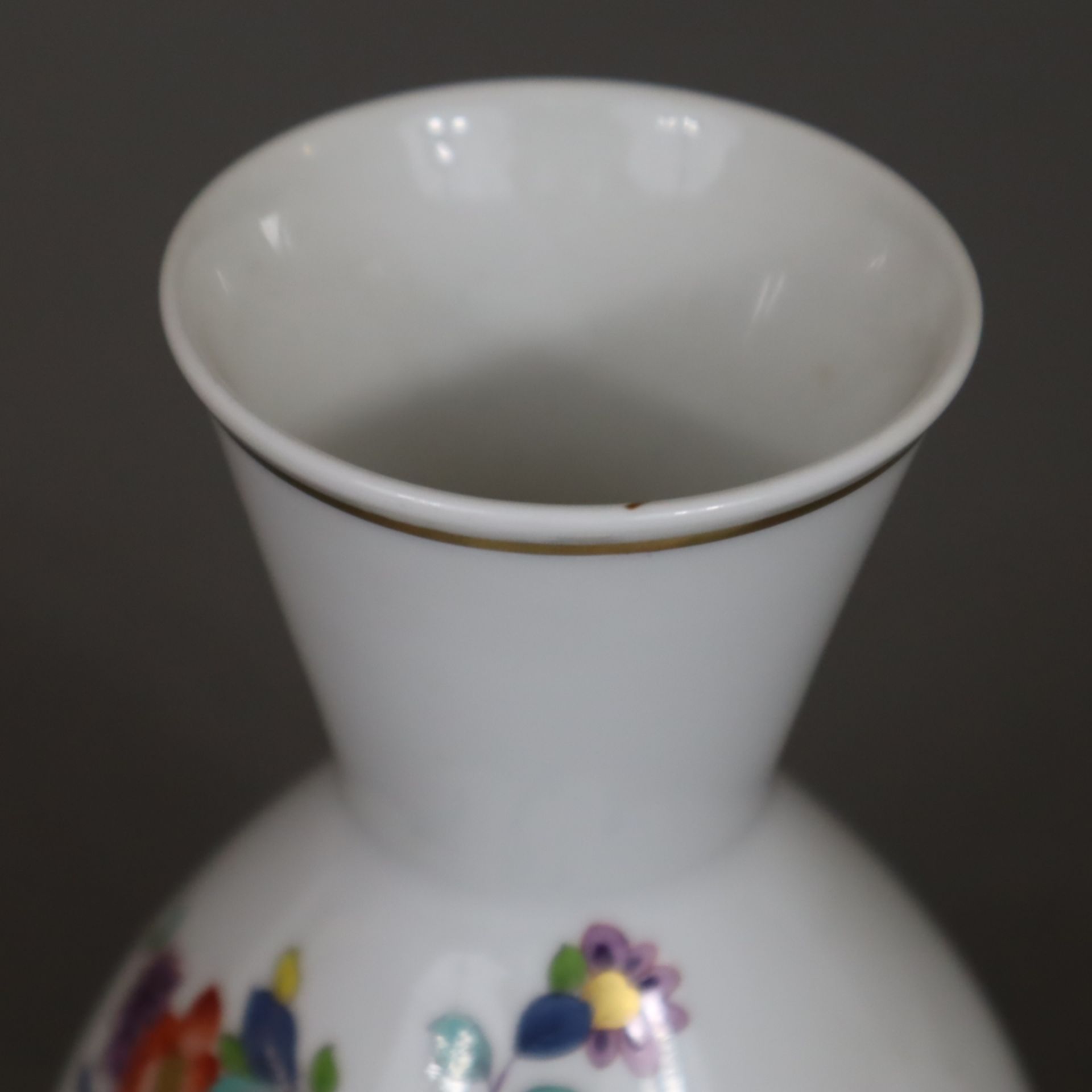 Vase - Meissen, 20.Jh., "Kakiemon"-Dekor, gebauchte Form mit konischem Hals, Porzellan, polychrome  - Bild 2 aus 7