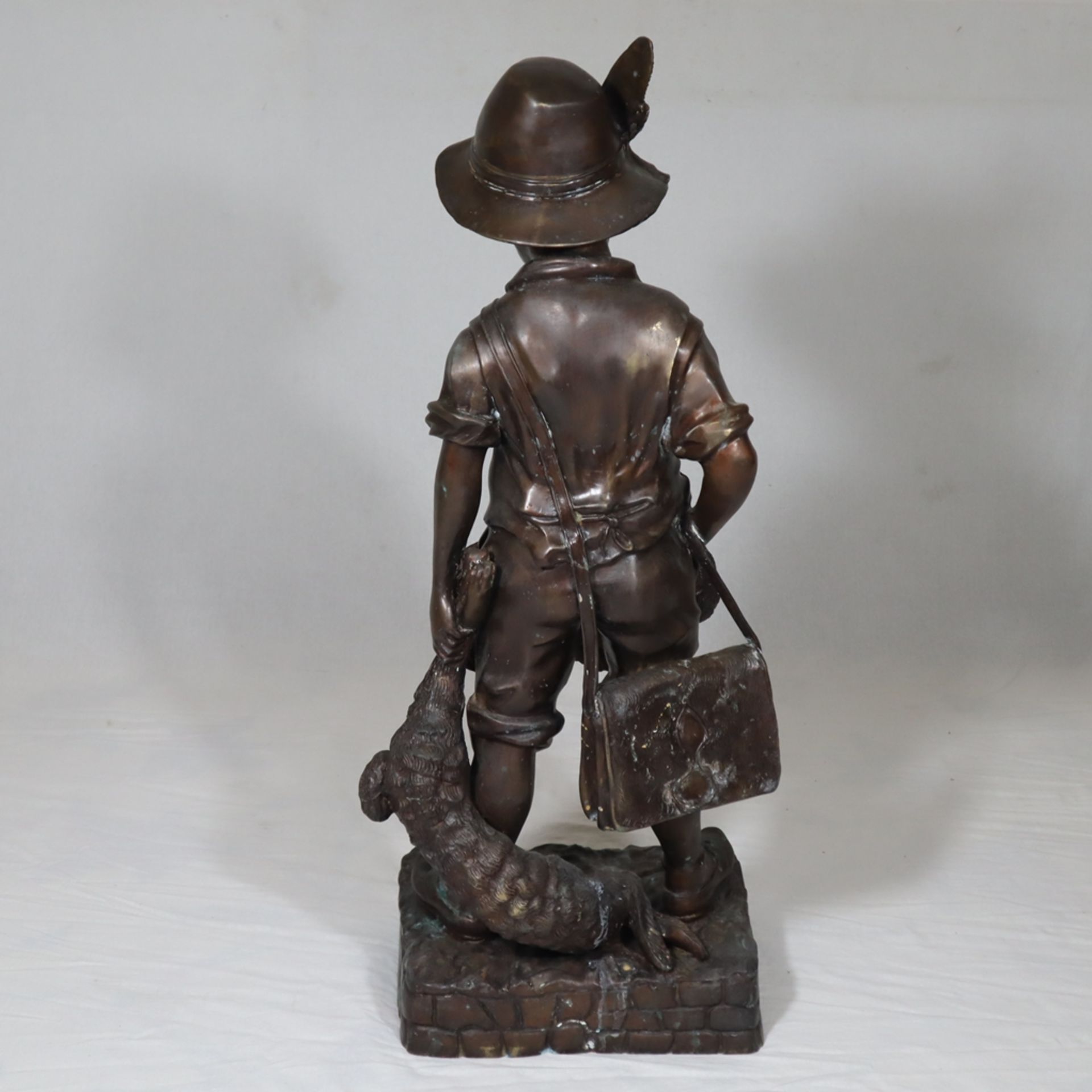 Große Bronzefigur “Junger Jäger mit Beute” - Bronzeskulptur mit braun-goldener Patina, wohl nach Au - Image 9 of 12