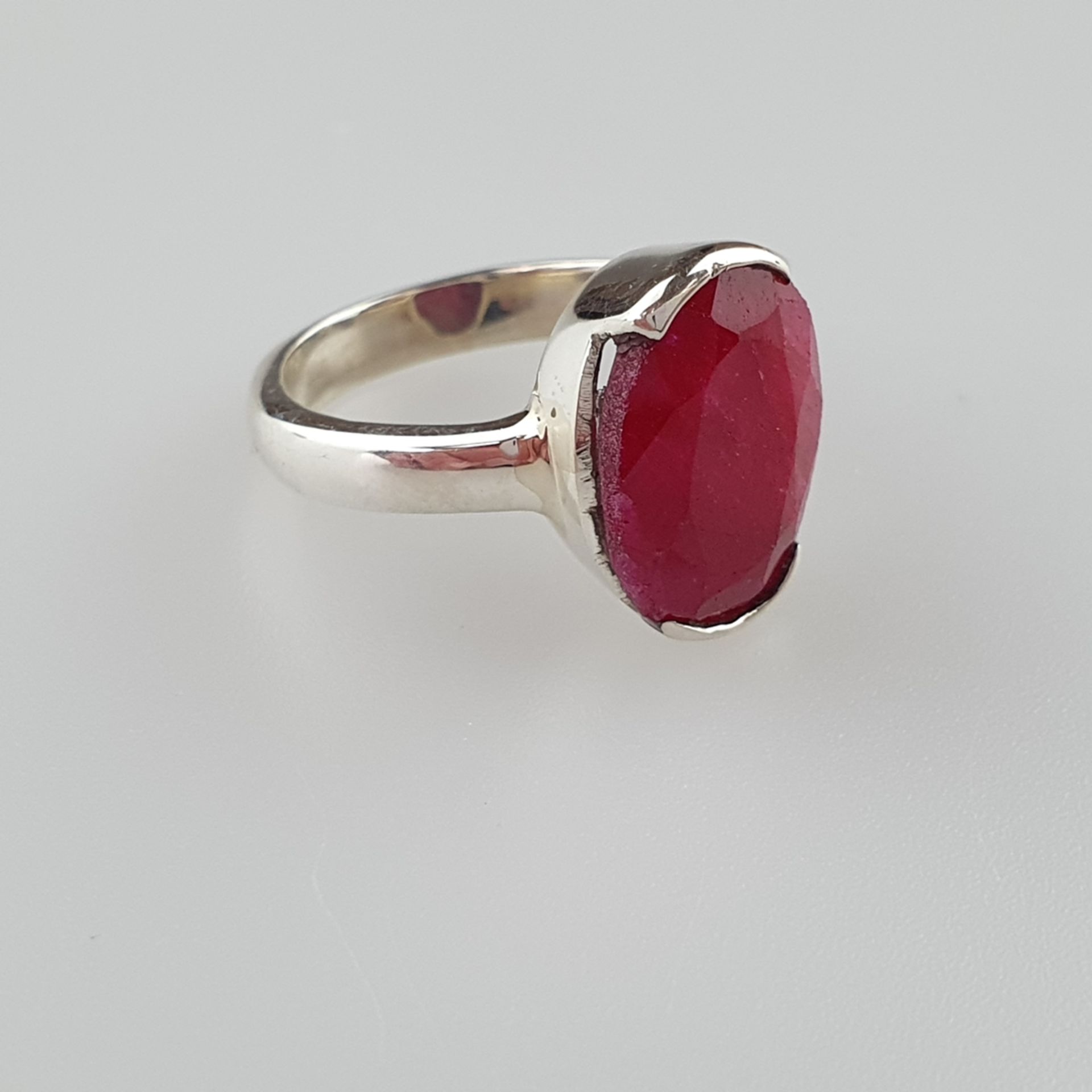 Oval Ruby Set In 92.5 Sterling Silver Ring, ca. 4,8g, ring size: ca. 16,5, stone measurements ca. 1 - Image 2 of 5