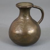 Kleiner Henkelkrug - Bronzelegierung mit brauner Patina, gebauchte Form mit Henkel, H: ca.11 cm, Ge