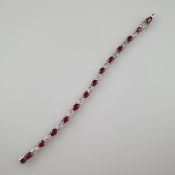 Armband mit Rubinen und Diamanten - Sterlingsilber-Fassung, mit 13 oval facettierten Rubinen, Zwisc