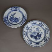 Zwei florale Teller - China, Porzellan, Rundform, unterglasurblaue Bemalung im Qianlong-Stil, Dm.ca