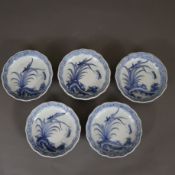 Fünf kleine Schälchen - Japan, Porzellan, runde Form mit gewelltem Rand, unterglasurblauer Landscha