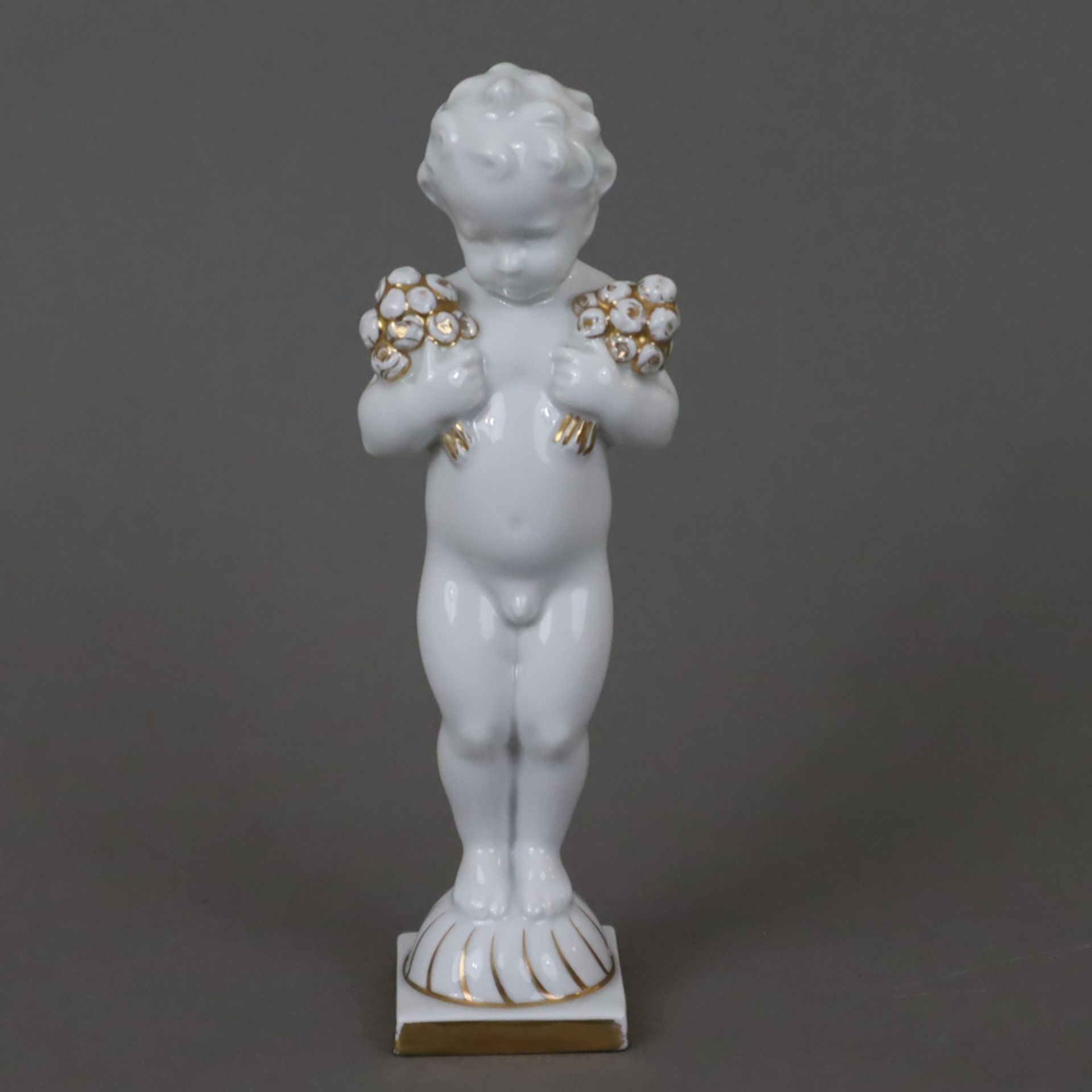 Putto mit Blumen - Hutschenreuther, Weißporzellan mit Goldakzenten, auf Halbkugel mit quadratischer