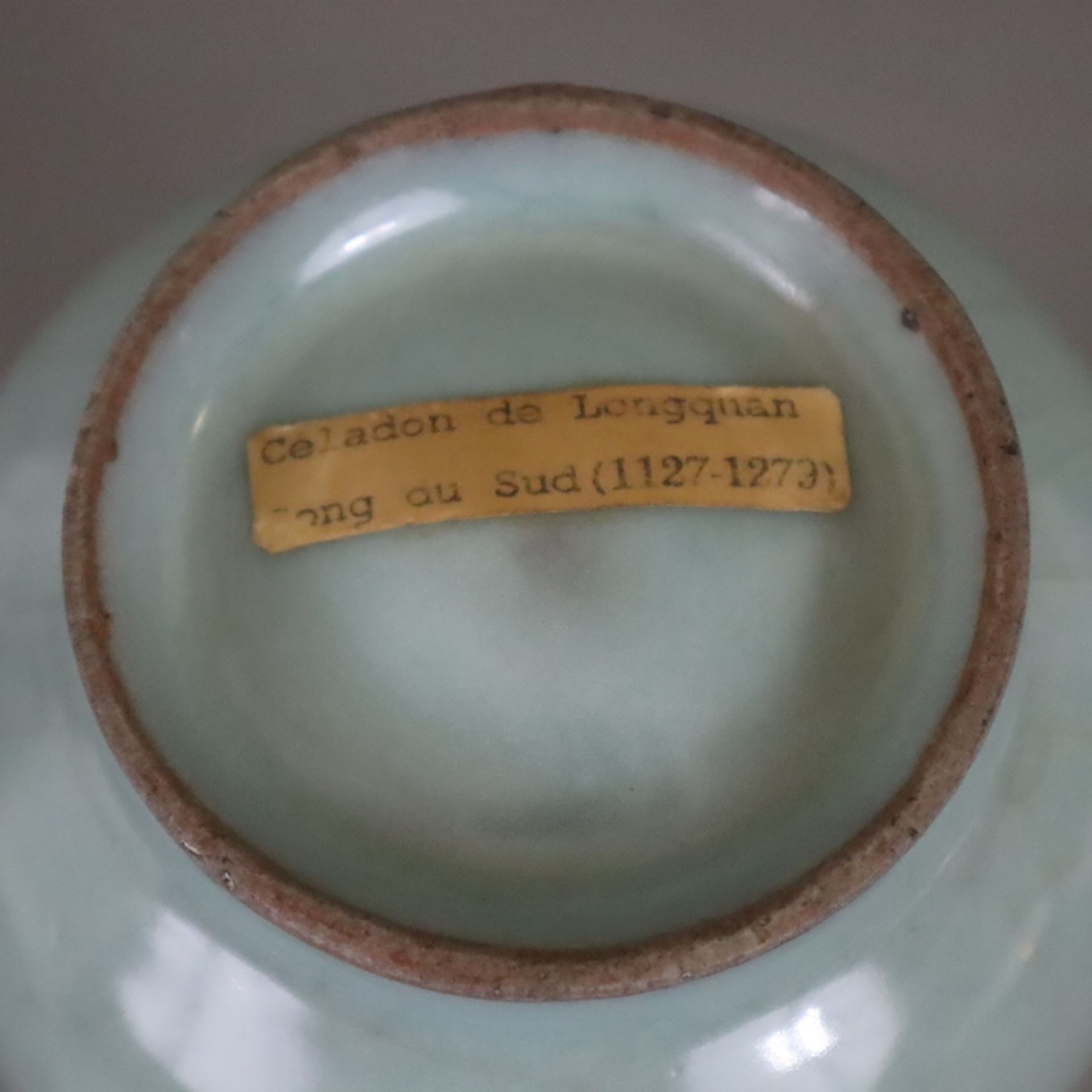 Longquan-Vase im Song-Stil - Steinzeug mit grünblauer krakelierter Seladonglasur, auch unterseitig, - Bild 5 aus 7