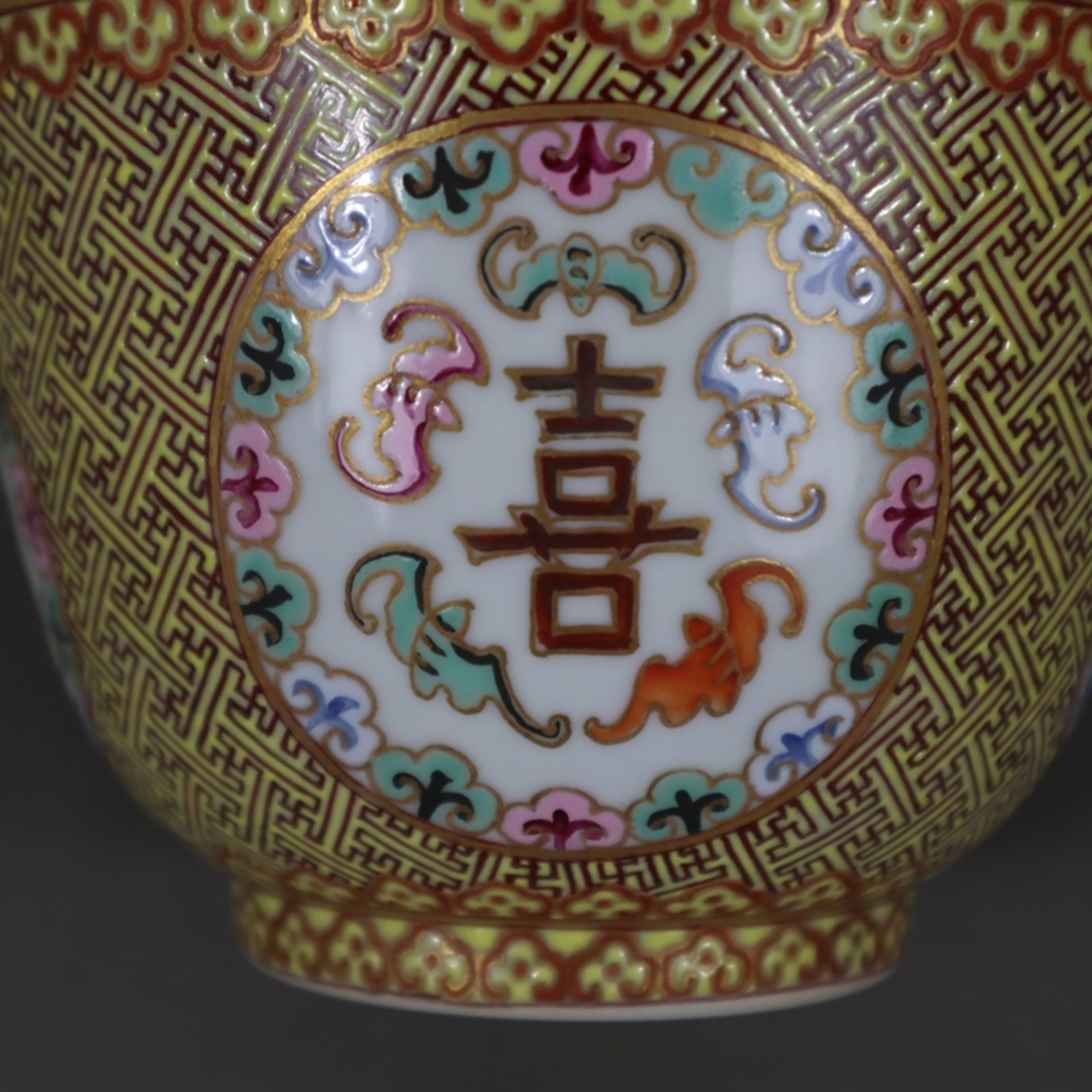 Ein Paar Kummen mit Glücksymbolik - China, Porzellan, bemalt mit polychromen Aufglasurfarben und Go - Bild 6 aus 10