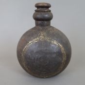 Orientalische Wasserflasche - Eisenblech, Handarbeit, Reste der Goldbemalung, bauchiger abgeflachte