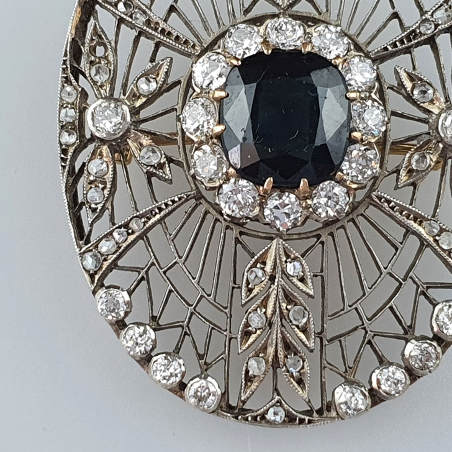 Filigran durchbrochene Saphir-/Diamantbrosche - um 1920, ovale Form, netzartig ausgestaltete Orname - Image 3 of 7