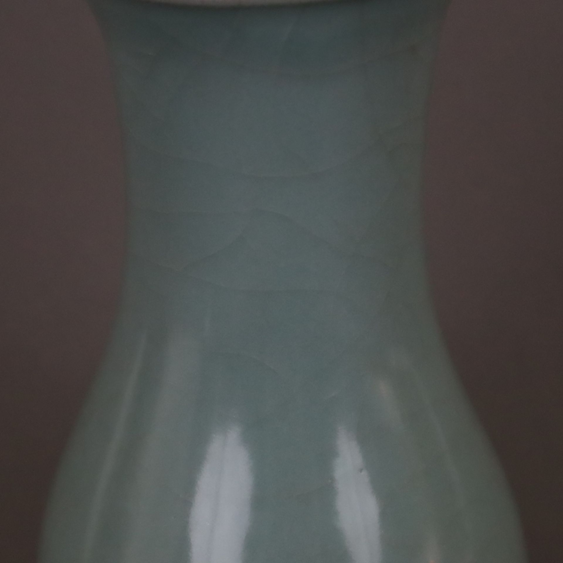 Longquan-Vase im Song-Stil - Steinzeug mit grünblauer krakelierter Seladonglasur, auch unterseitig, - Bild 3 aus 7