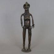 Weibliche Figur - Bronze, wohl Westafrika, weiblicher Akt mit länglichem Körper, Hals-, Arm- und Be