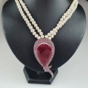 Perlenkette mit Rubinanhänger - zweireihige Zuchtperlenkette mit tropfenförmigem facettiertem Rubin