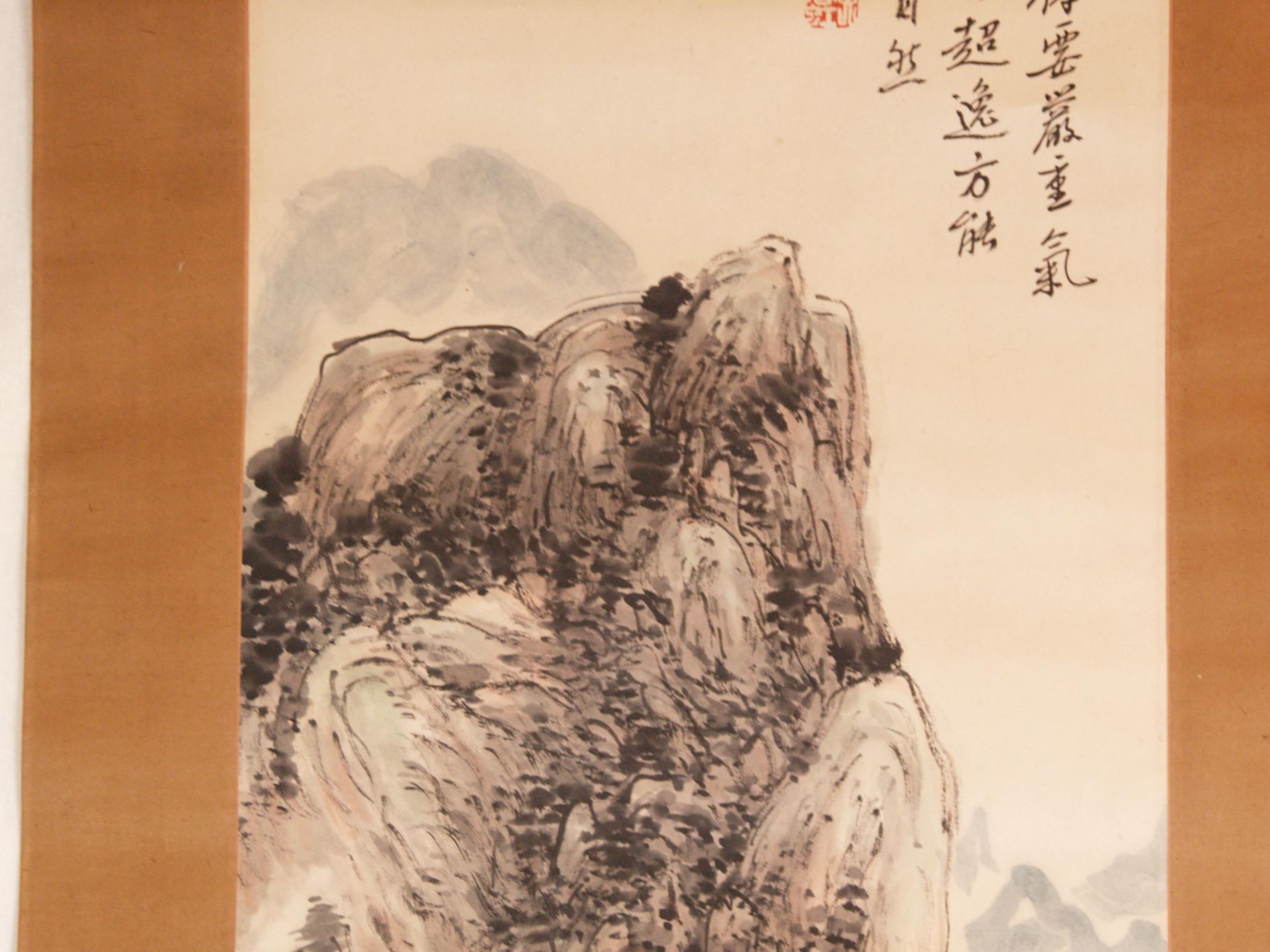 Rollbild - China 20.Jh., Tusche und Farben auf Papier, Hochaufragende Berglandschaft mit rot blühen - Bild 3 aus 10