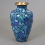 Cloisonné-Vase - Balusterform, Wandung mit mannigfaltigem Email-Blütendekor in verschiedenen Blautö