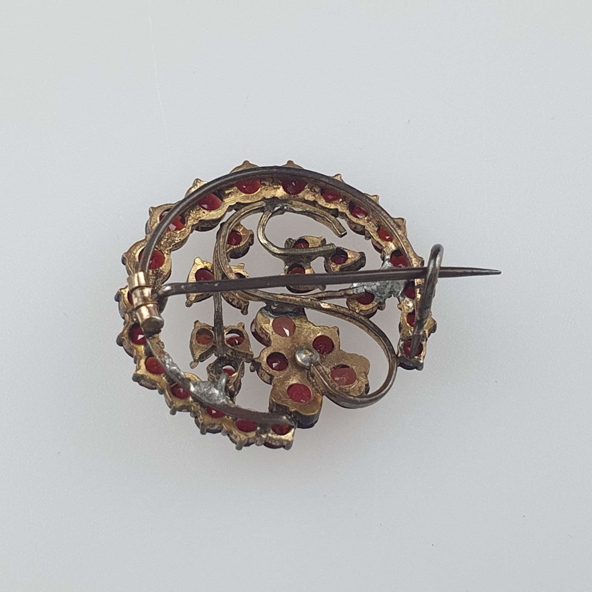 Granatbrosche - Tombak, von Kranz umgebene Blütenform, besetzt mit facettierten Granaten und einer - Image 4 of 4