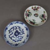 Zwei kleine Teller - China, 1x Dekor in Unterglasurblau, 1x Bemalung in polychromen Emailfarben, Dm