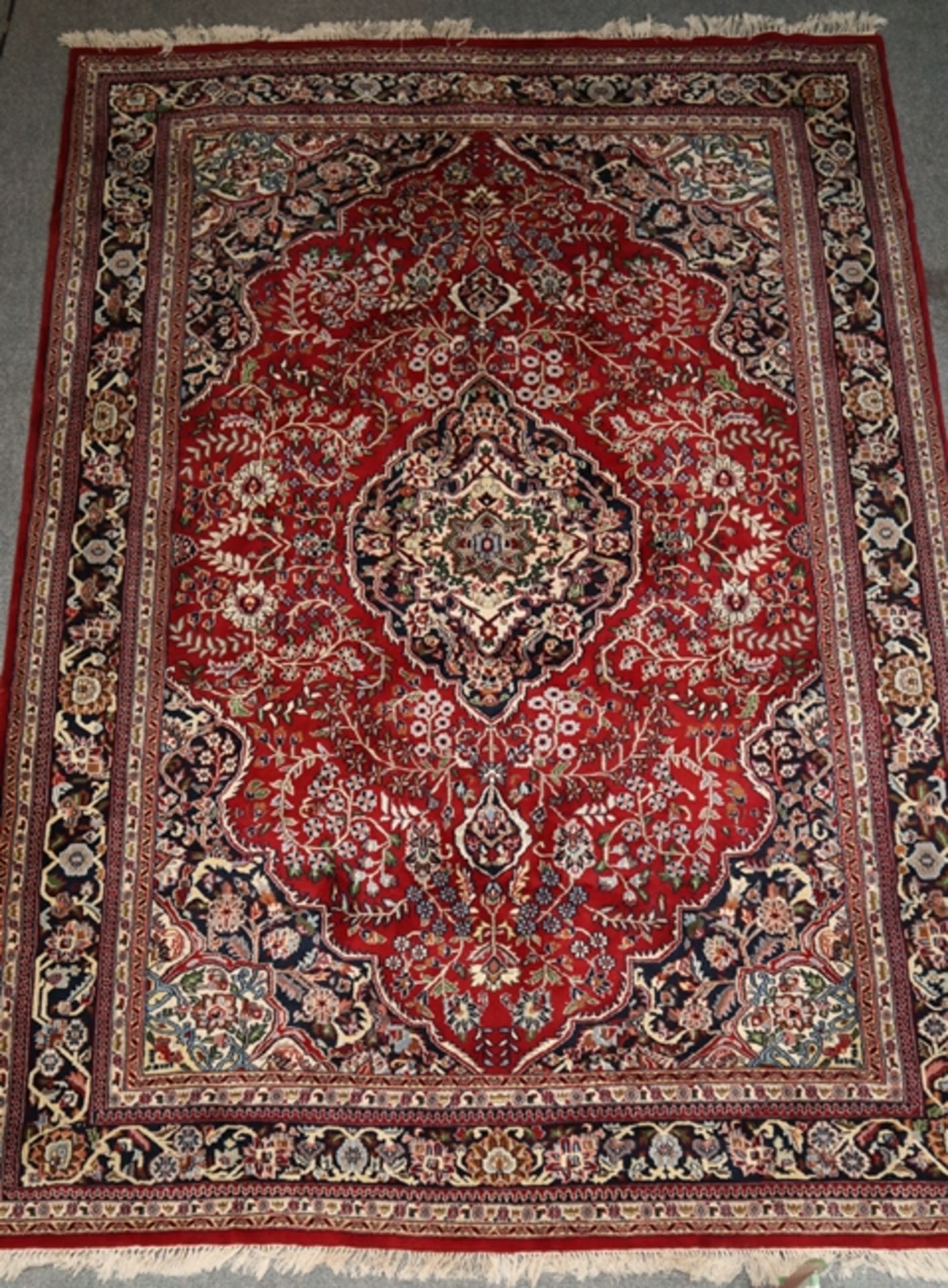 Keschan-Teppich - Wolle, rotgrundig, zentrales Medaillon, ornamentales und florales Muster, mehrfac