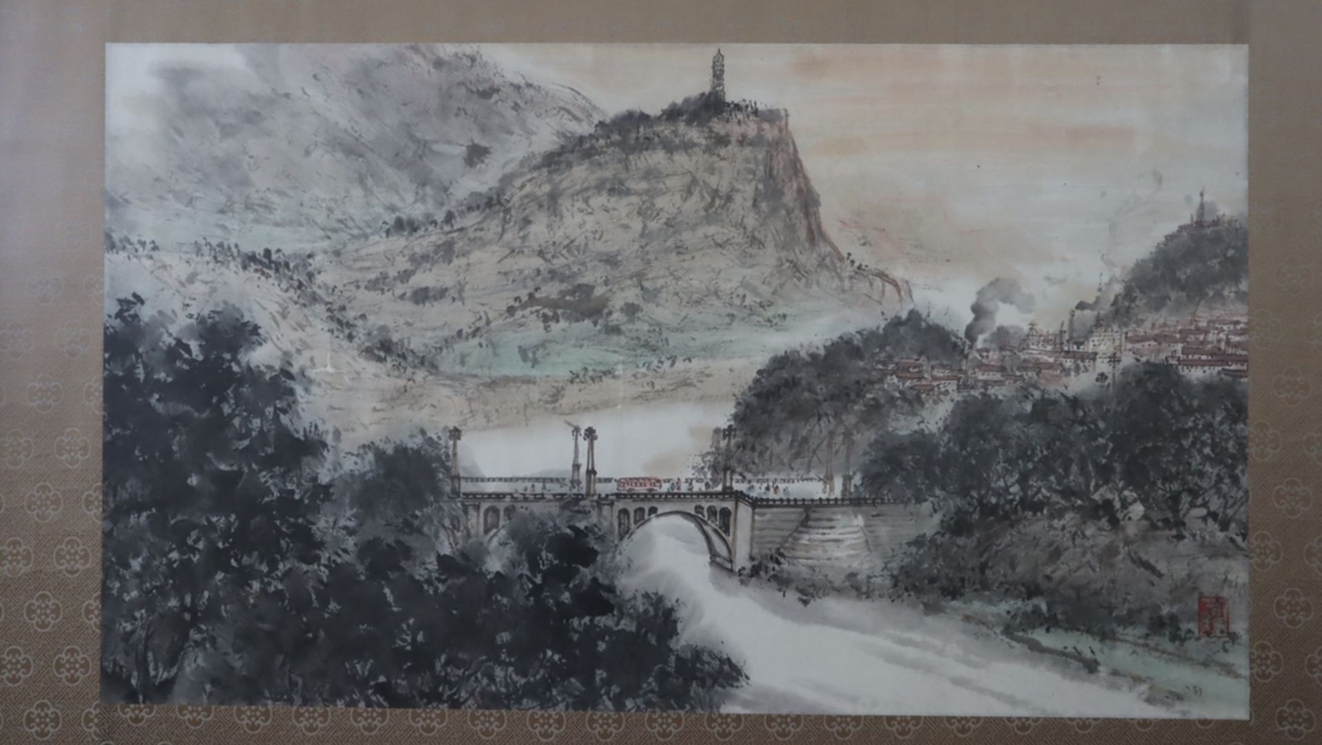 Chinesisches Rollbild - Siegel Guan Shanyue (1912-2000)- Bergige Landschaft mit Stadtansicht, Tusch