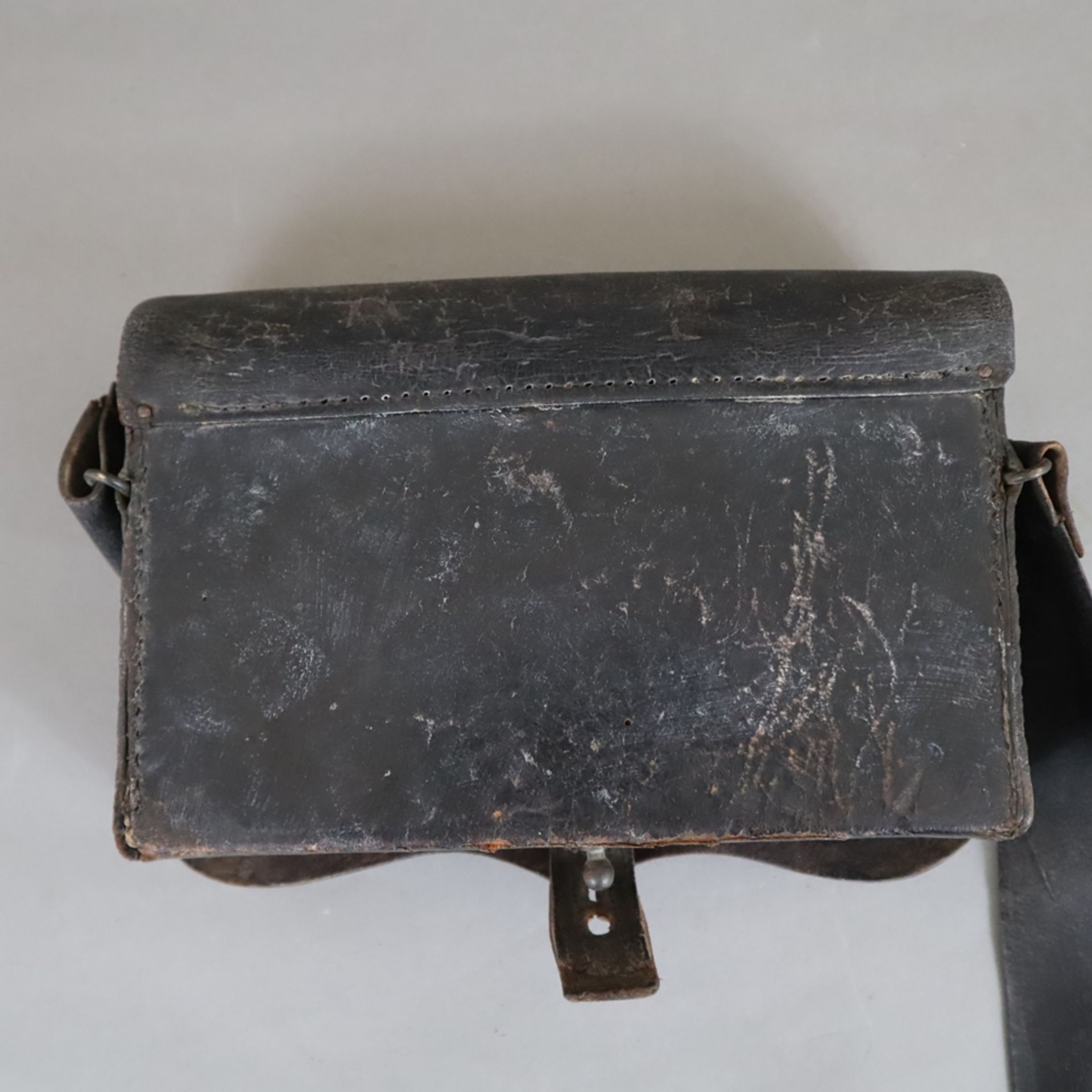 Antike Militärkapelle-Tasche- Leder/ Holzkern, Messing/-applikationen, ca.12x21x4,5cm, Gürtel zur H - Bild 5 aus 5