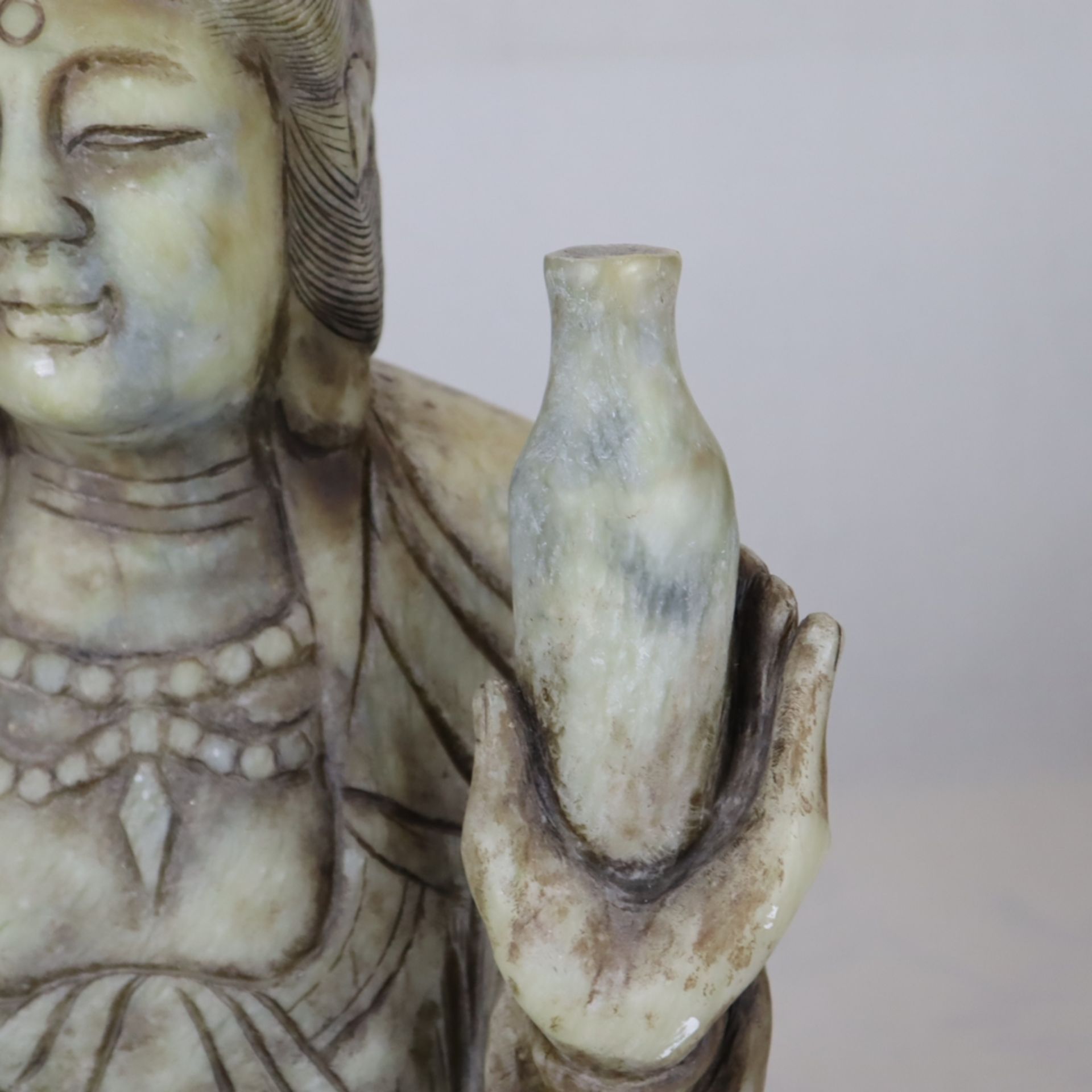 Große Steinskulptur “Guanyin mit Ruyi-Zepter und der Vase des Lebenselixiers” - China, Speckstein,  - Bild 5 aus 16