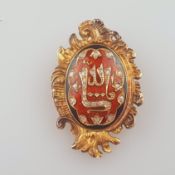 Osmanische Brosche - 9 Kt-Gelbgold, Fassung in Form einer filigran gearbeiteter Rocaille-Kartusche,