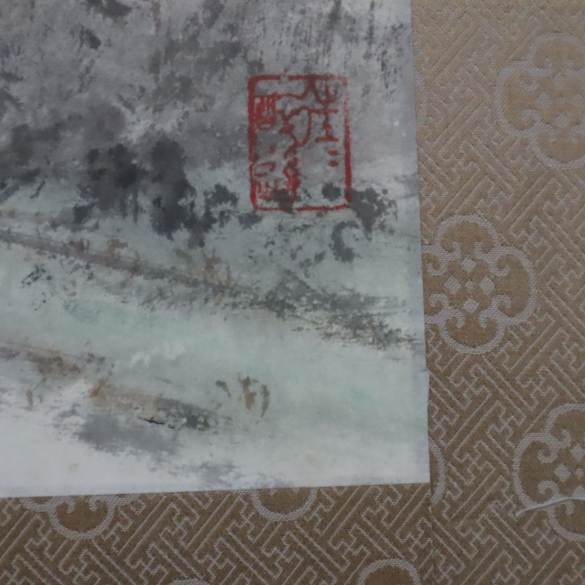 Chinesisches Rollbild - Siegel Guan Shanyue (1912-2000)- Bergige Landschaft mit Stadtansicht, Tusch - Bild 13 aus 13