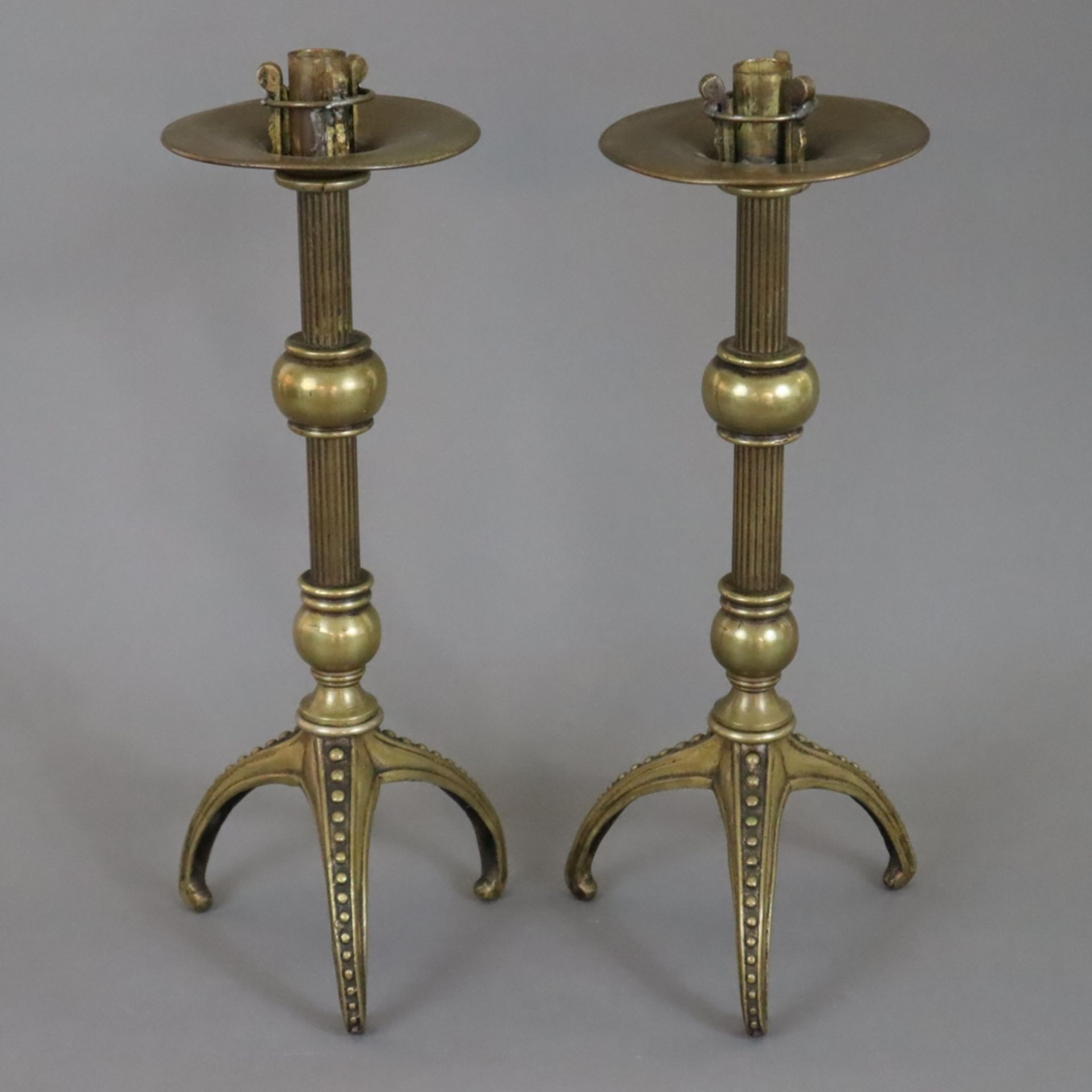 Paar Kerzenleuchter - 19.Jh., Messing, dreibeiniger Fuß, nodierter Säulenschaft, breite Tropfschale