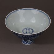 Blau-weiße Fußschale - China, Porzellan, außen unter der Glasur in feiner kobaltblauer Bemalung Fab