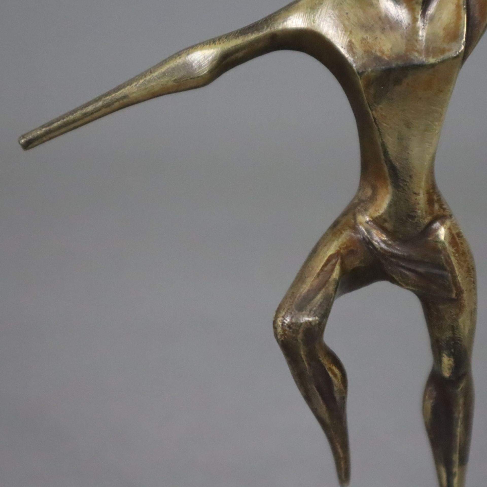 Abstrahierte Figur mit Fackel auf einer Kugel balancierend -20.Jh.- Bronze, patiniert, auf gestufte - Image 4 of 6