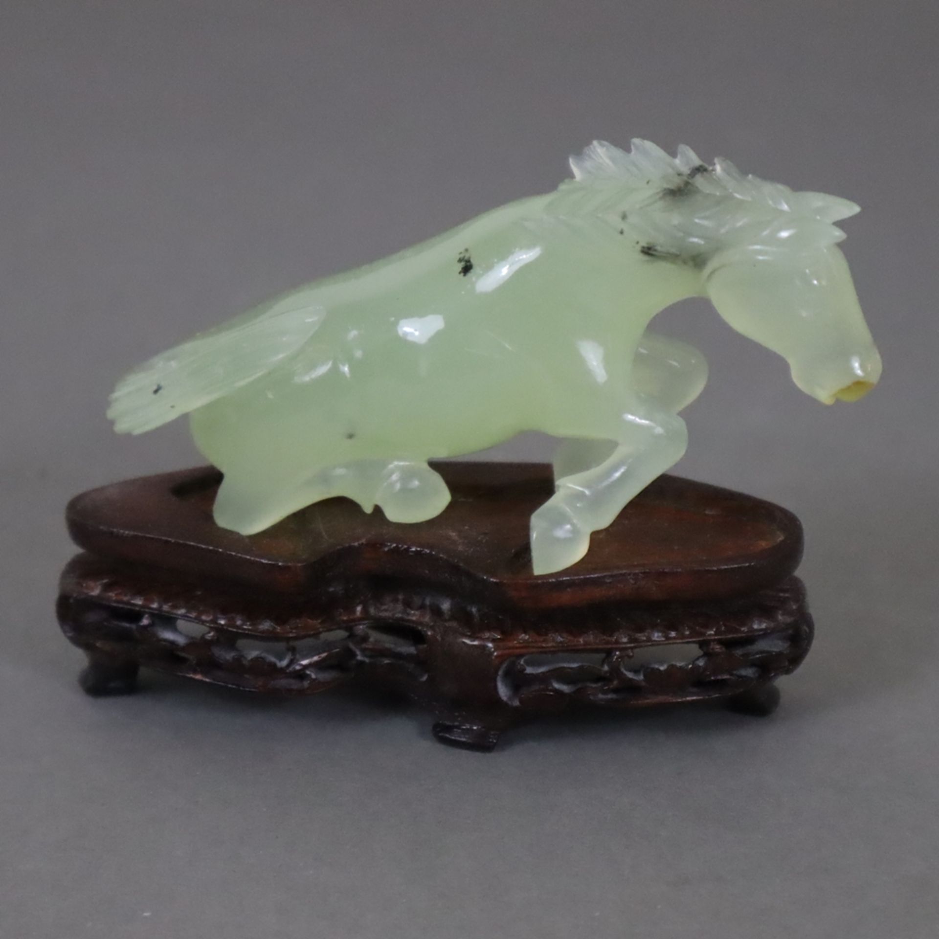 Satz Jadepferde - wohl die acht Pferde des Wang Mu, China 20.Jh., vollrund geschnitzte Pferdchen in - Bild 5 aus 7