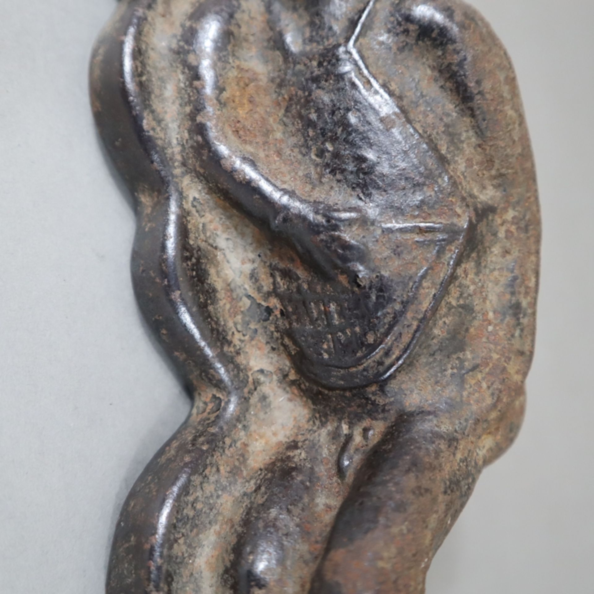 Schlafende männliche Figur - Eisenguss, China, fast unbekleidete Figur seitlich liegend, der Kopf r - Image 4 of 8